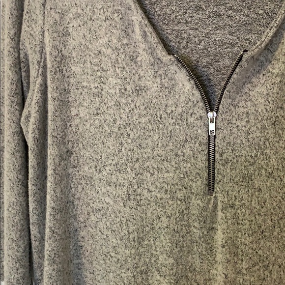 Woman’s half shelve shirt - Picture 3 of 4